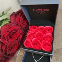 Подарочный набор роз из мыла с Кулоном Сердце с гравировкой фразы "Я Люблю Тебя"
